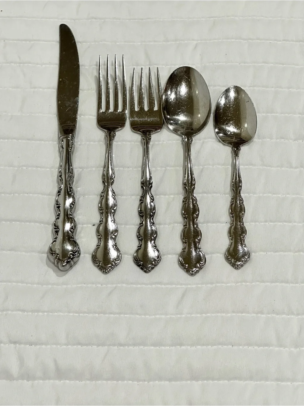 Oneida Mozart stainless flatware  8 place settings